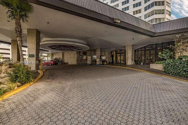 Building Photo - 801 Brickell Bay Dr