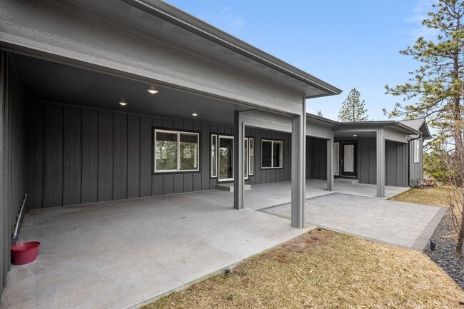 Building Photo - BEAUTIFUL Spacious Modern Grandview Single Level Home!
