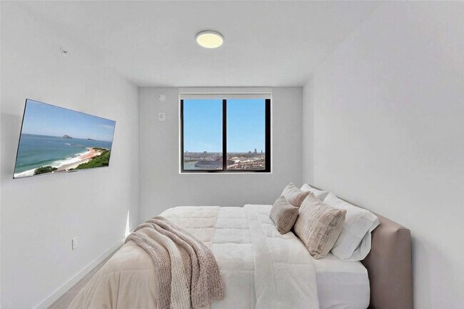 Building Photo - 501 NE 1st Ave