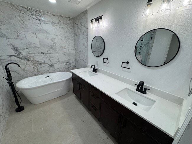 Building Photo - Completely Remodeled Home in Englewood
