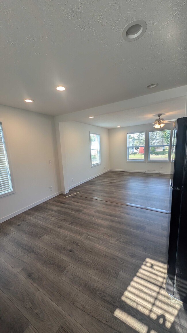 Building Photo - 9383 Evergreen Dr