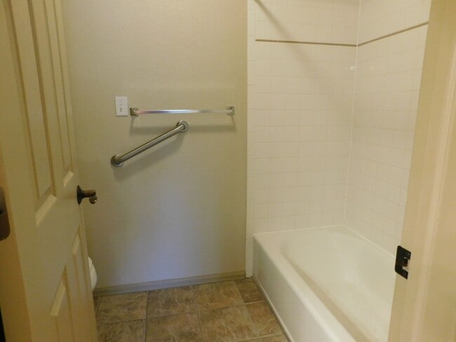 Building Photo - TWO WEEKS FREE RENT!