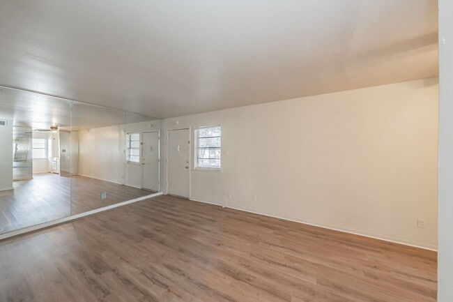 Building Photo - Updated Two Bedroom and One and Half Bathrooms apartment upstairs in the Cultural District!