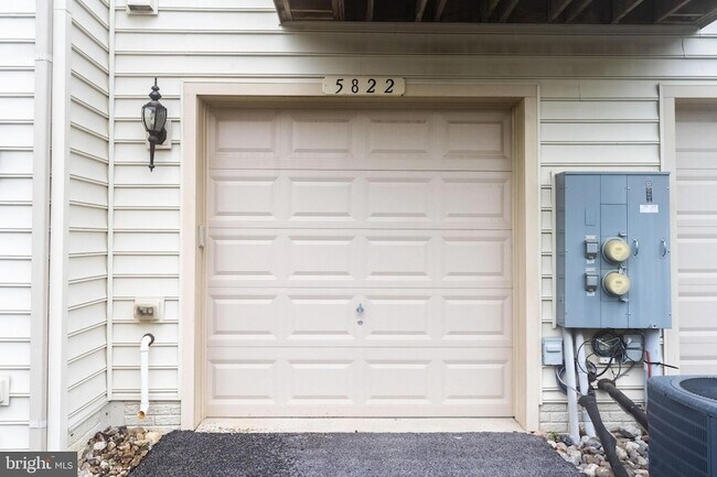 Building Photo - 5822 Oakdale Vlg Rd