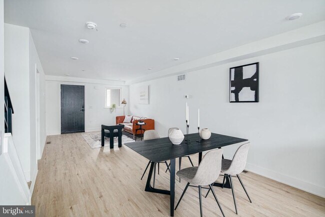 Building Photo - 2611 E Boston St