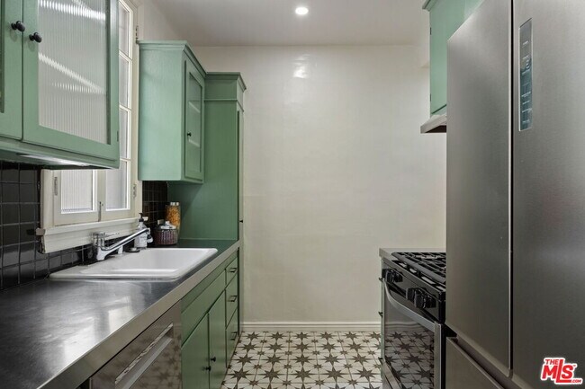 Building Photo - 1345 Hayworth Ave