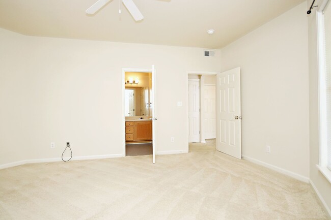 Building Photo - Spacious Lower-Level Riverbend Condo (Appl...