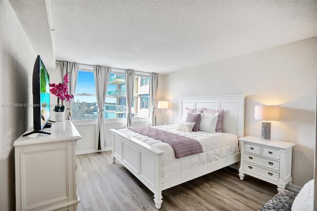 Building Photo - 2501 S Ocean Dr