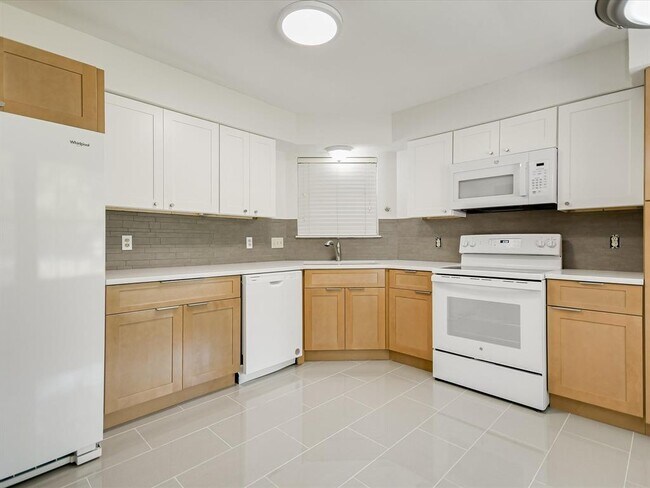 Building Photo - 1704 Waterloo Tr