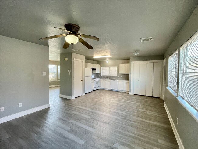 Building Photo - 6103 Settlers Square Ln