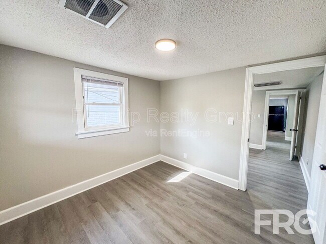 Building Photo - 600 Howell St