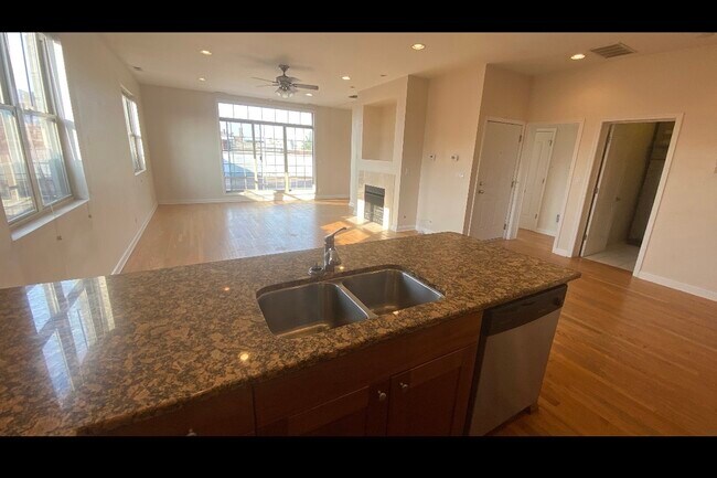 Building Photo - 2803 W Warren Blvd