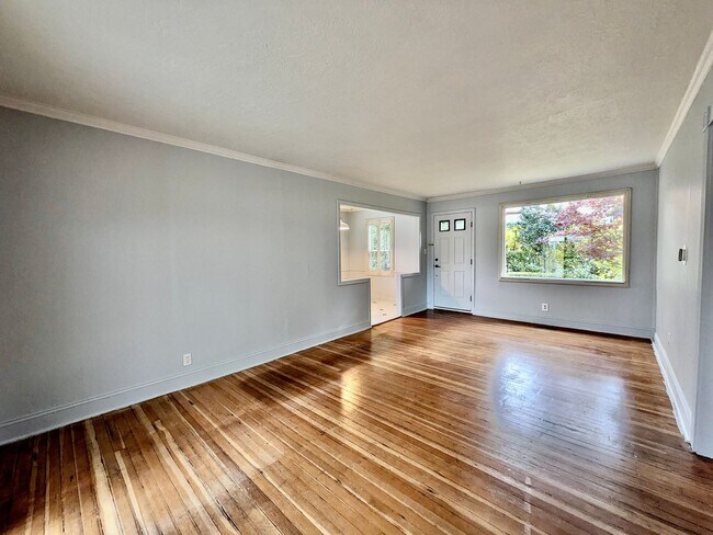 Building Photo - Darling 2 Bed 1 Bath 1940's Cottage Near Multnomah Village is a Must See!