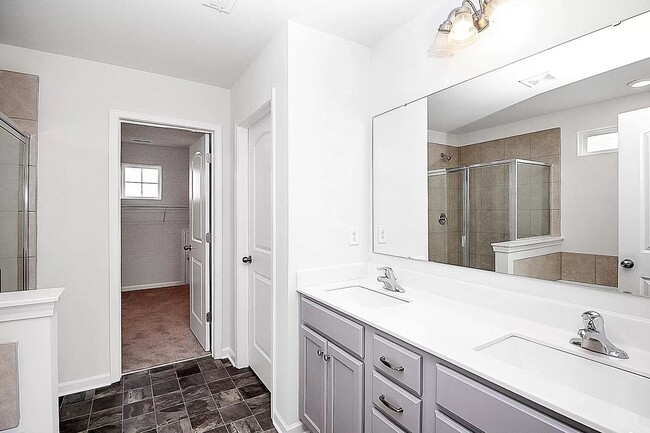 Building Photo - Home with 4 bedrooms, 3 full baths Fence in Yard