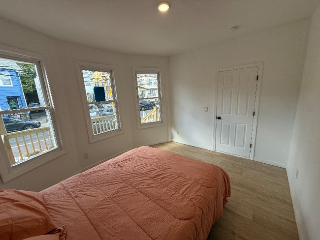 Building Photo - 32 Palm St