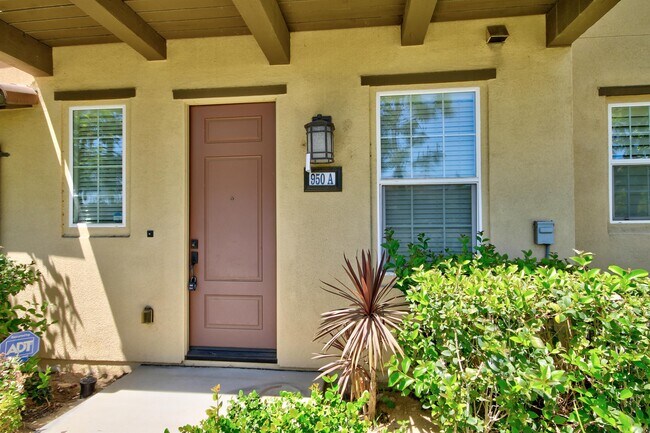 Building Photo - 950 N Chaparral Ln