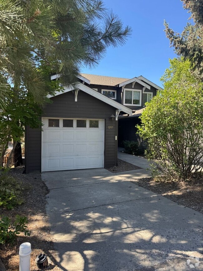 Building Photo - Updated duplex in NW Bend