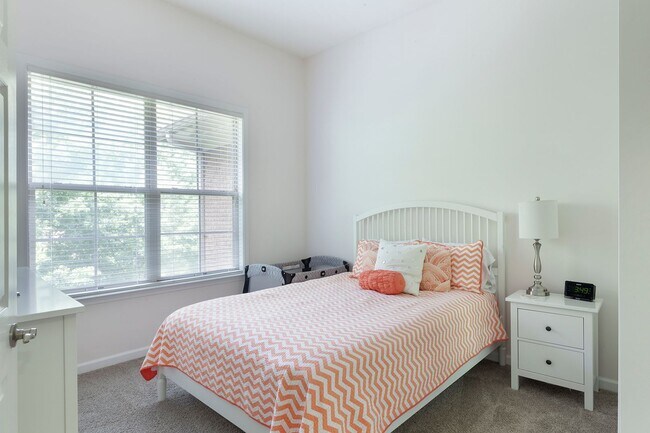 Building Photo - Gorgeous 3/2 Top Floor Condo w/ Private Vi...