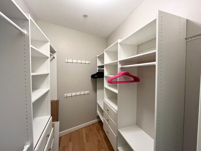 Building Photo - Spacious 2BD, 2BA Condo in a Prime Locatio...