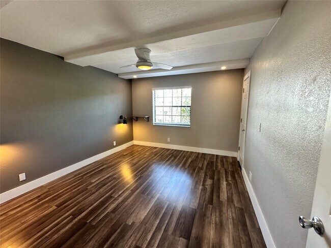 Building Photo - 620 NE 28th St