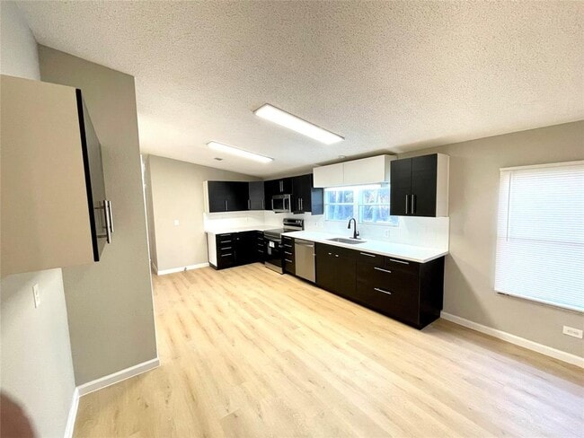 Building Photo - 128 Hall Dr S