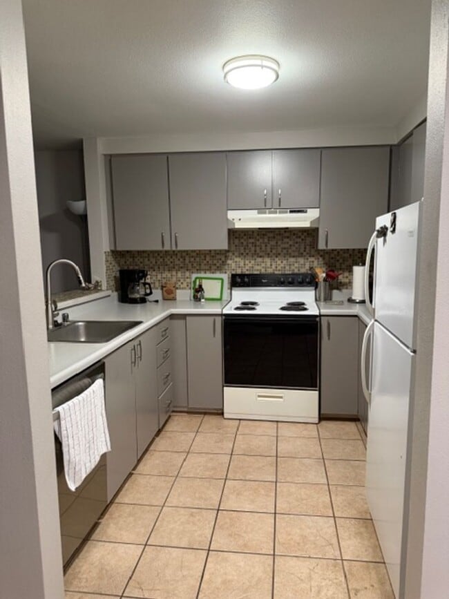 Building Photo - Kihei condo across beach