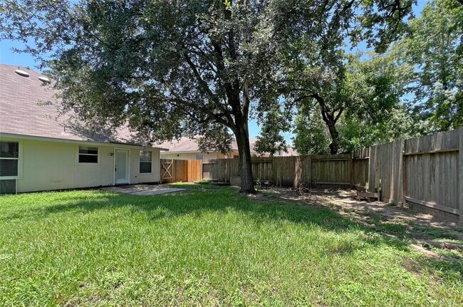 Building Photo - 6 Thicket Grove Pl