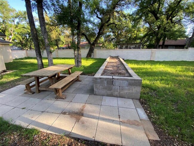 Building Photo - 3404 Sierra Dr