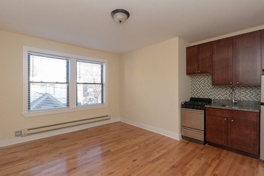 Building Photo - 4551 N Damen Ave