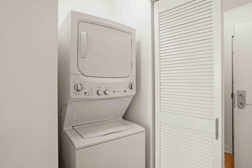 Building Photo - 998 S State St