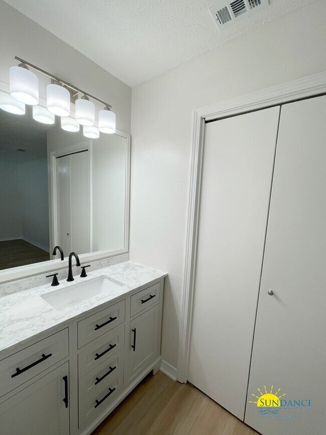 Building Photo - Newly Renovated 2BR Townhouse in Fort Walt...
