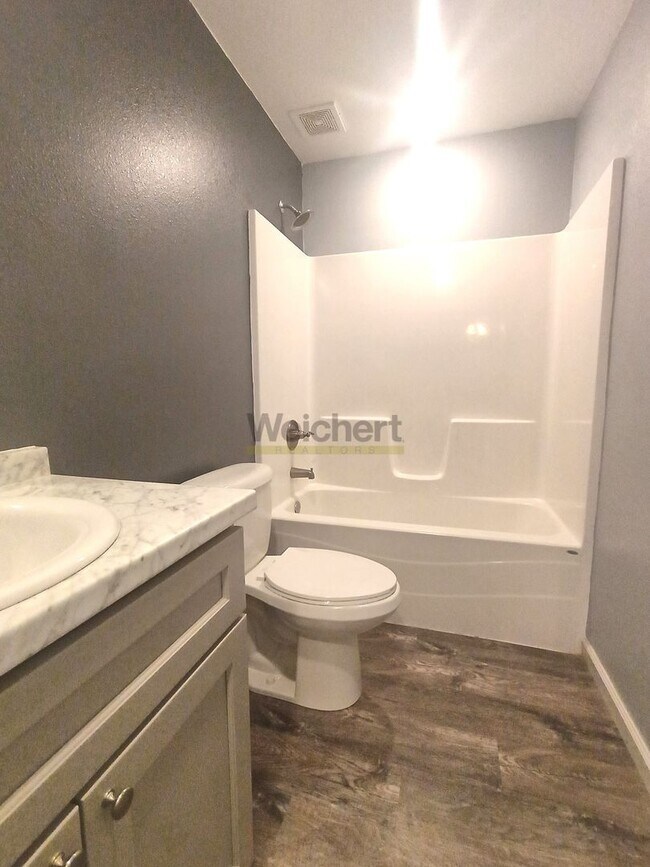 Building Photo - Modern 4Bed/2Bath house with fenced backyard and garage