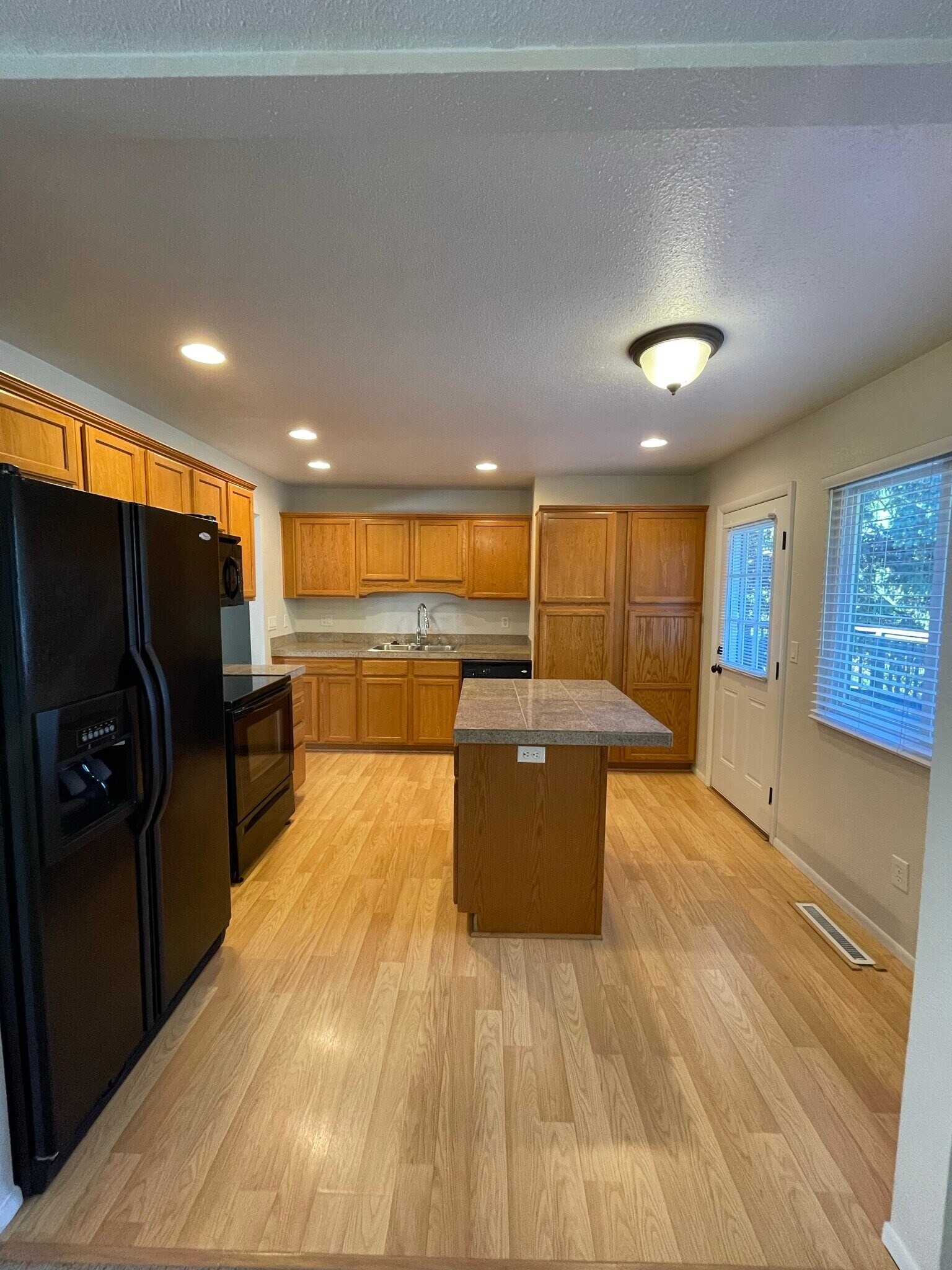 Building Photo - 2640 Villa Loma Dr