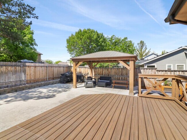 Building Photo - 695 W Riodosa Dr