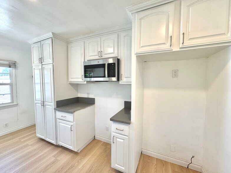 brand new microwave - 11720 Utah Ave