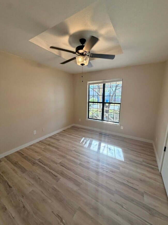 Building Photo - COMING SOON: COMFORT MEETS STYLE IN THIS SPACIOUS BEAUTIFUL 3 BEDROOM / 2 BATHROOM WITH XTRA ROOM...