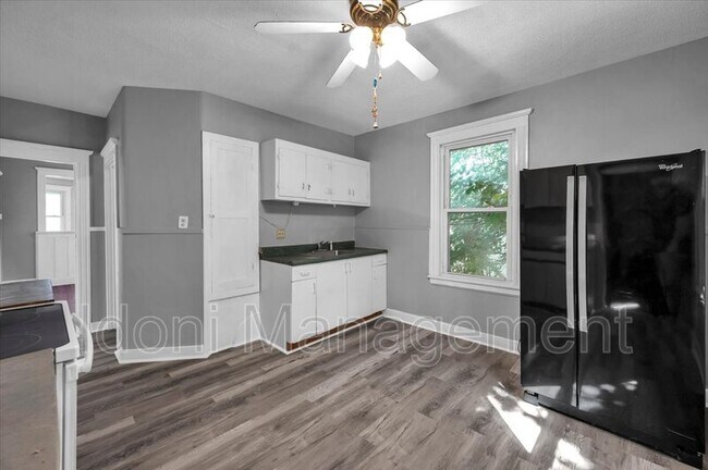 Building Photo - 694 Main St