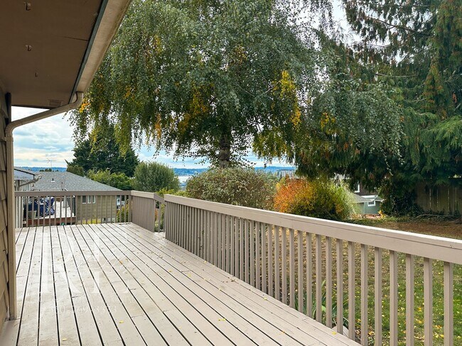 Building Photo - Enjoy Breathtaking Sunsets in the Heart of Manette