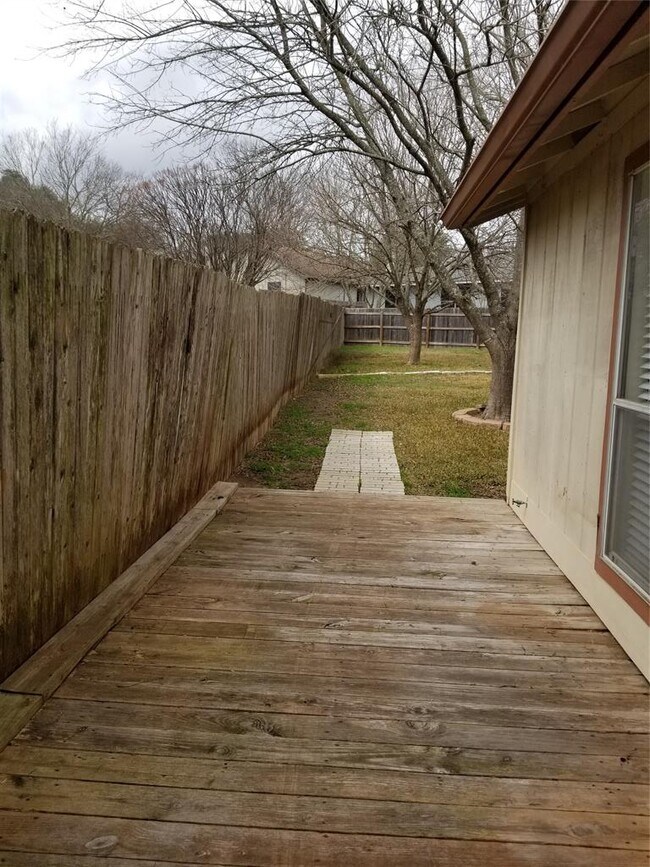 Building Photo - 740 Simonetti Dr