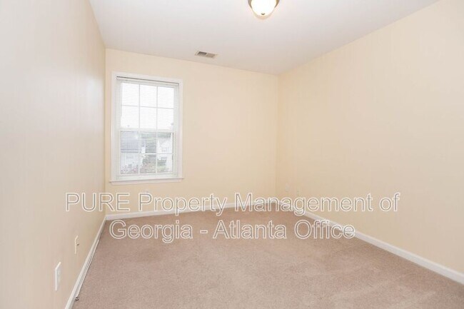 Building Photo - 1750 Heights Cir