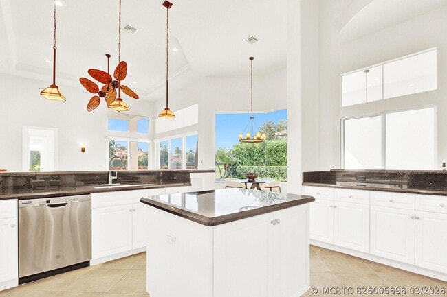 Building Photo - 528 Les Jardin Dr