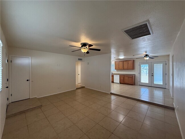 Building Photo - 2737 Lillie Ave