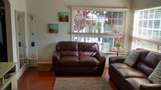 Living room - 1611 Greenwood Ave