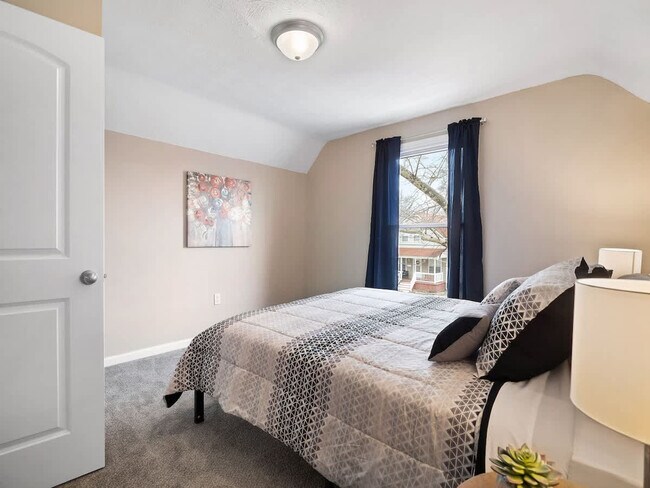 Building Photo - 1415 W 57th St