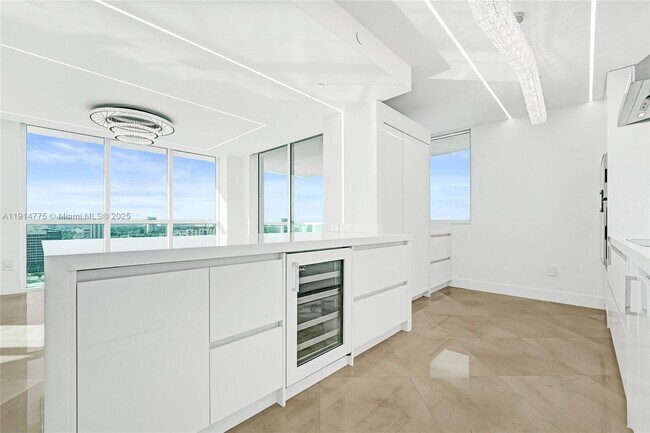 Building Photo - 101 S Fort Lauderdale Beach Blvd