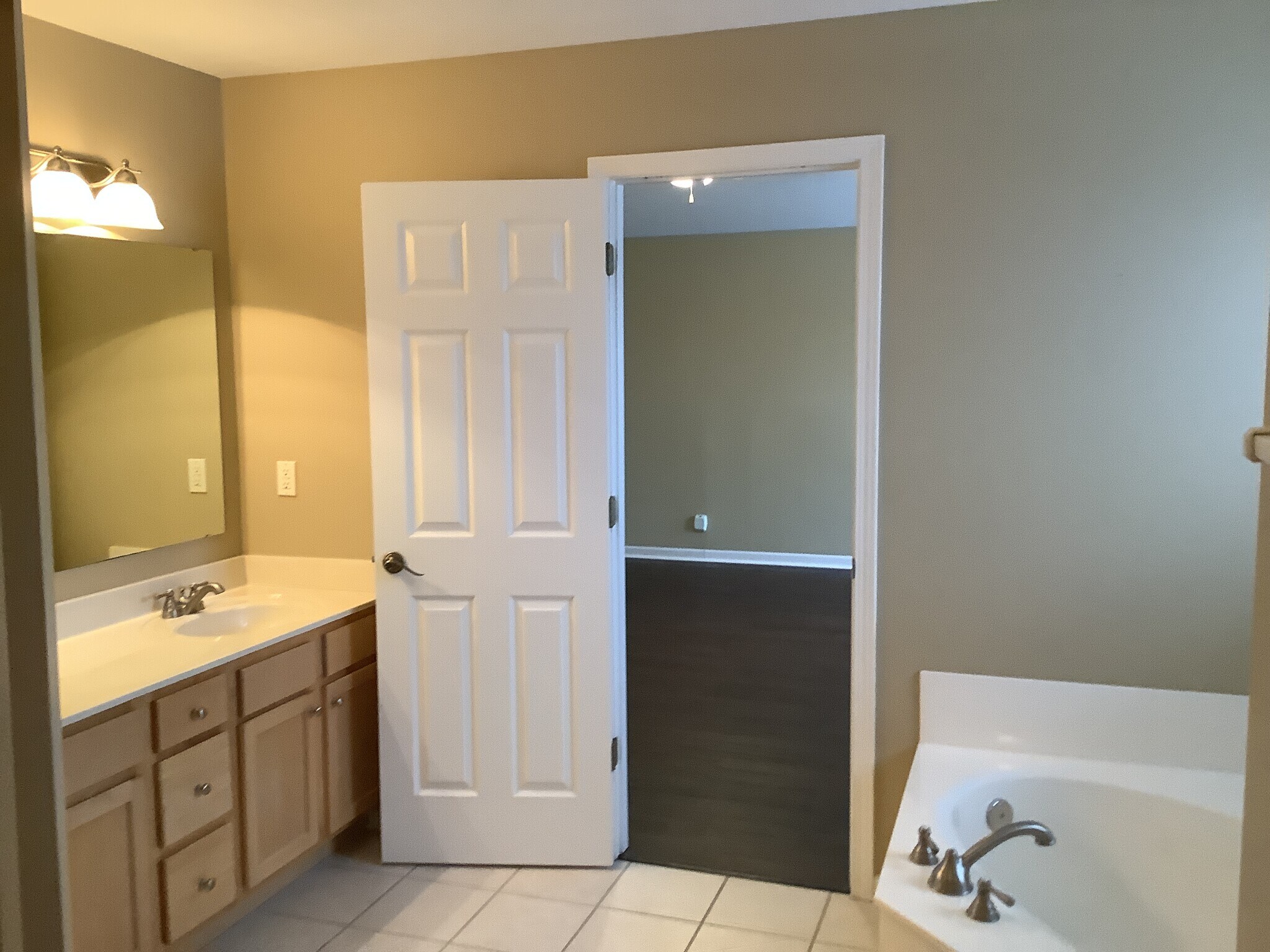 Building Photo - 18690 Round Lake Rd