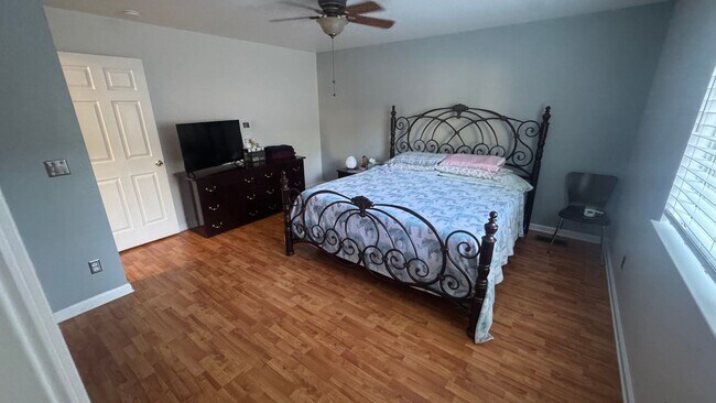 Building Photo - 4bed/2bath/2car garage. RV parking & massive landscaped backyard in cut-de-sac