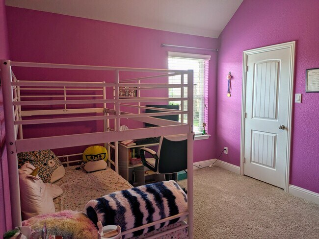Building Photo - 2472 Twin Oaks Dr