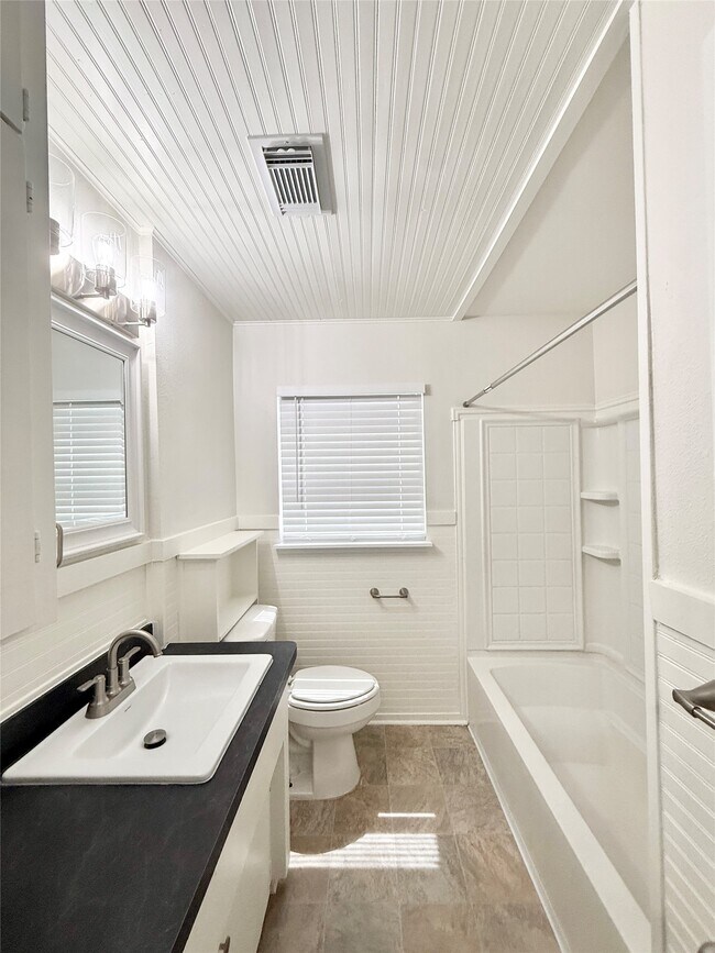 Building Photo - 523 Wisteria St