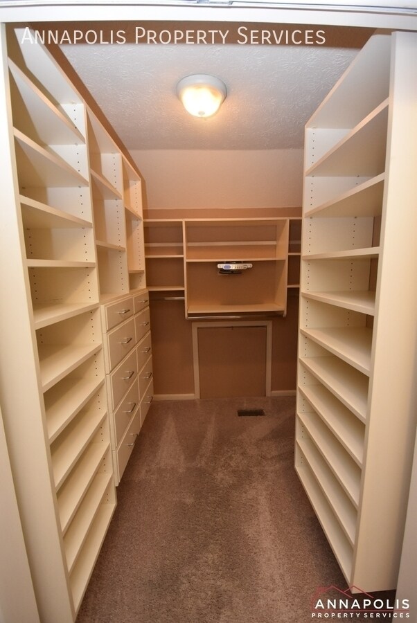 Building Photo - 714 Old Love Point Rd